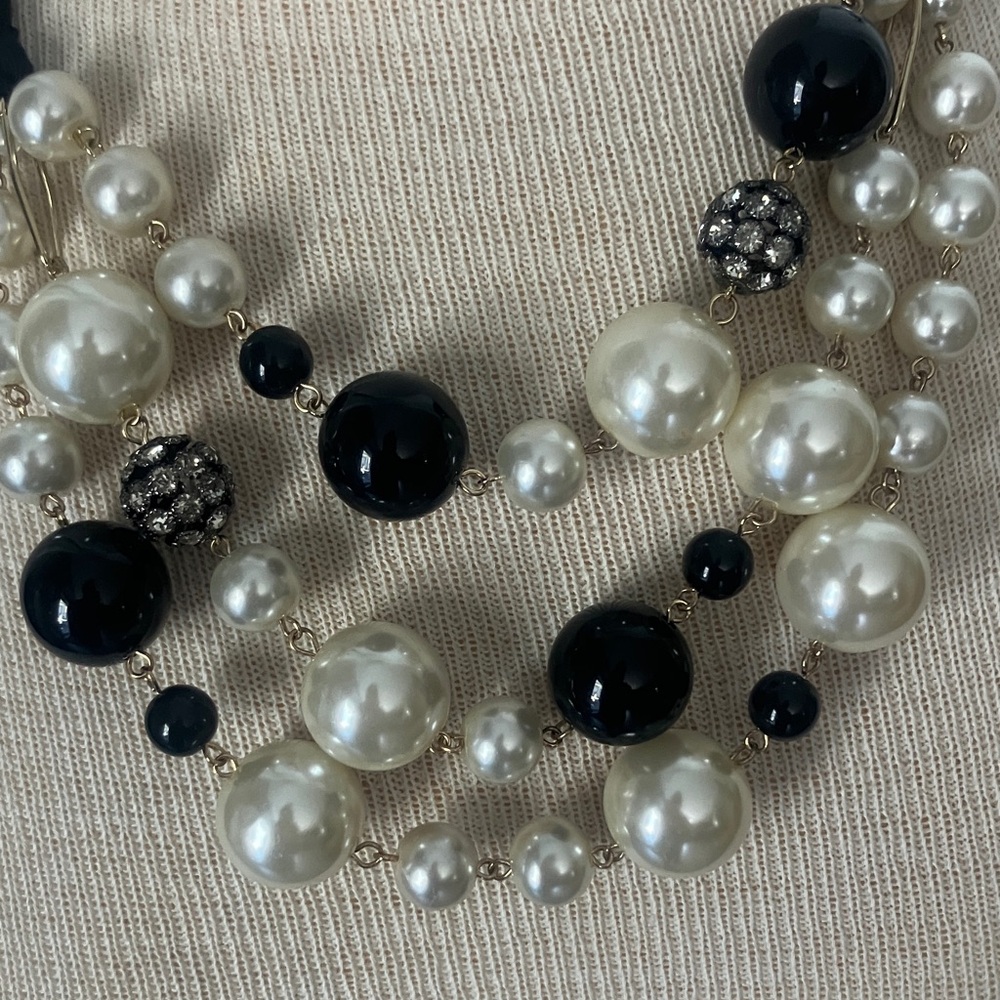 Elegant Black and White Pearl Necklace